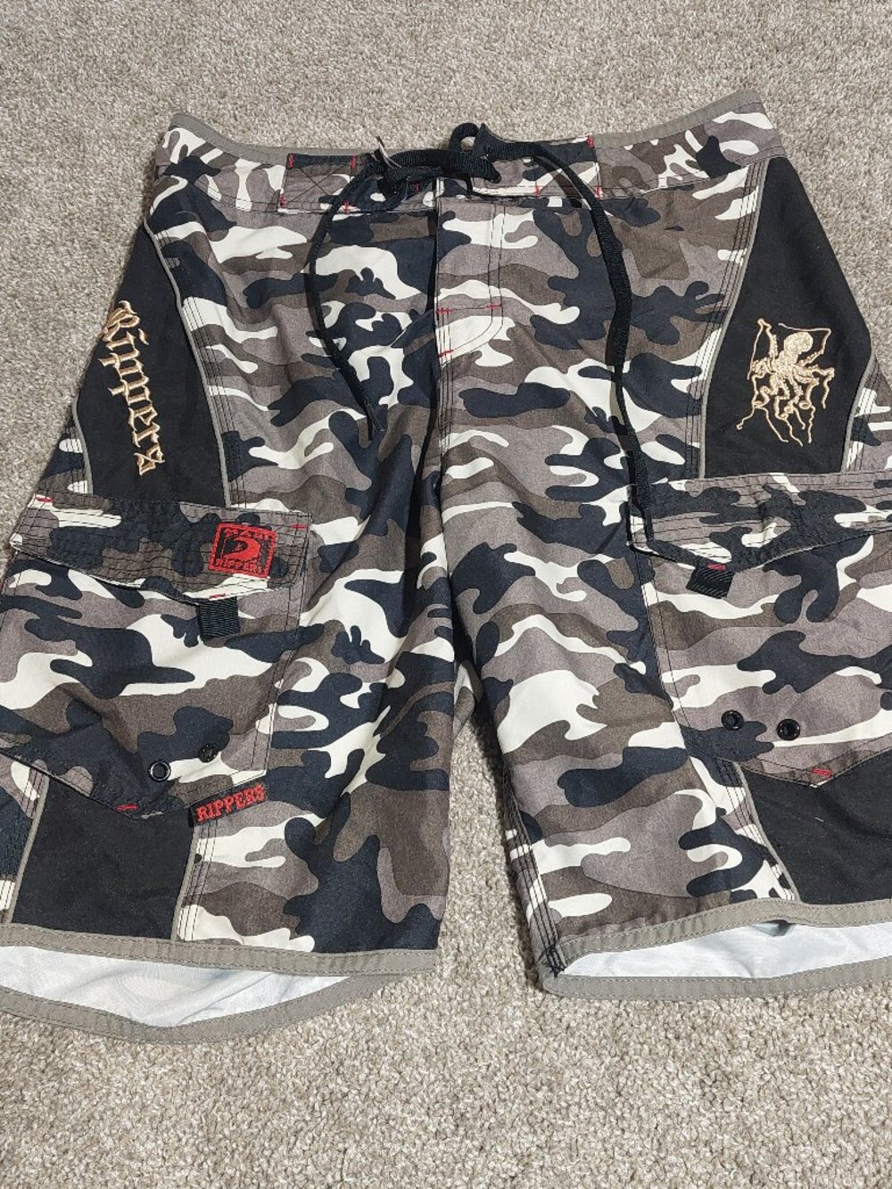 Maui Rippers board shorts Camo pattern embroidered Kraken Size 31